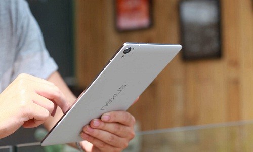 Vừa ra mắt, Nexus 9 đã gây không ít ấn tượng về thiết kế và cấu hình mượt mà. Trên diễn đàn Sforum, techz, tinhte, hình ảnh chiếc máy tính bảng của Google thu hút khá nhiều sự quan tâm.